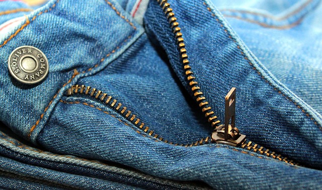 zip na džínách