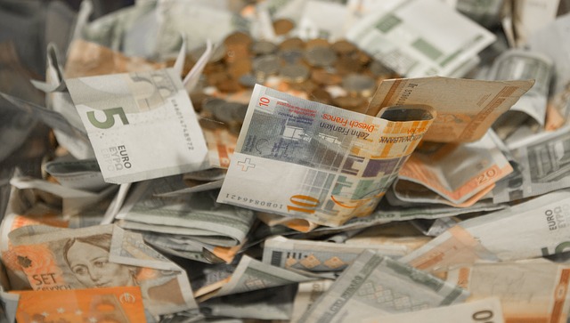 hromada eurových bankovek.jpg