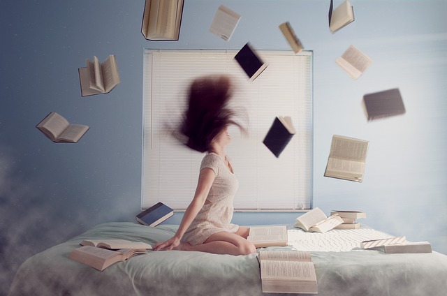 žena s knihami na posteli